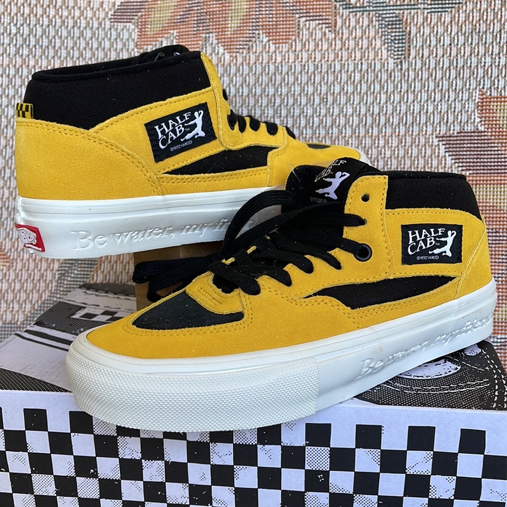 Vans • WMNS Skate Half Cab
Bruce Lee Black/Yellow
VN0A5FCDY23
Sneakers